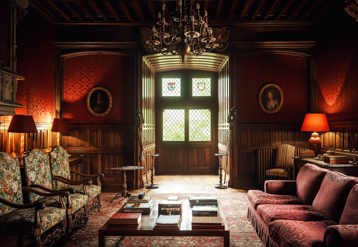 THE RED LOUNGE 